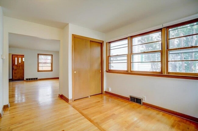 Building Photo - 1115 E Johnson St