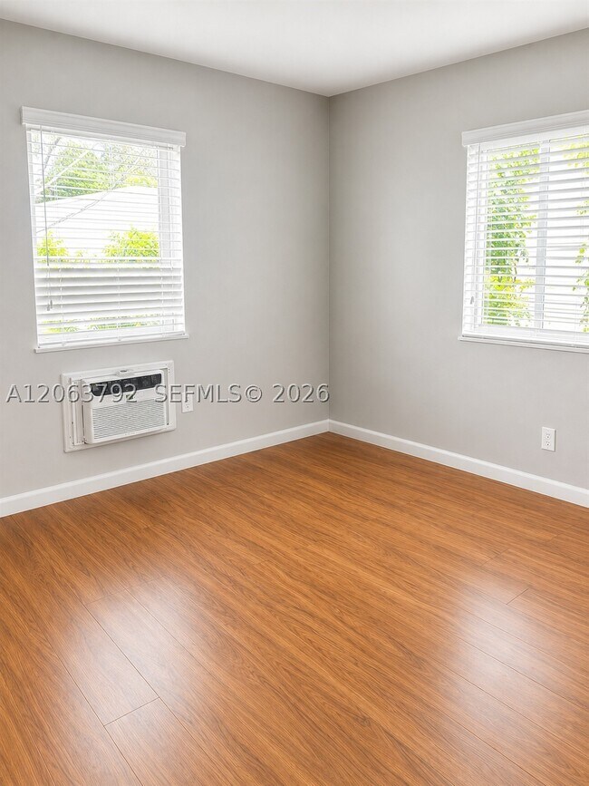 Building Photo - 7430 Carlyle Ave