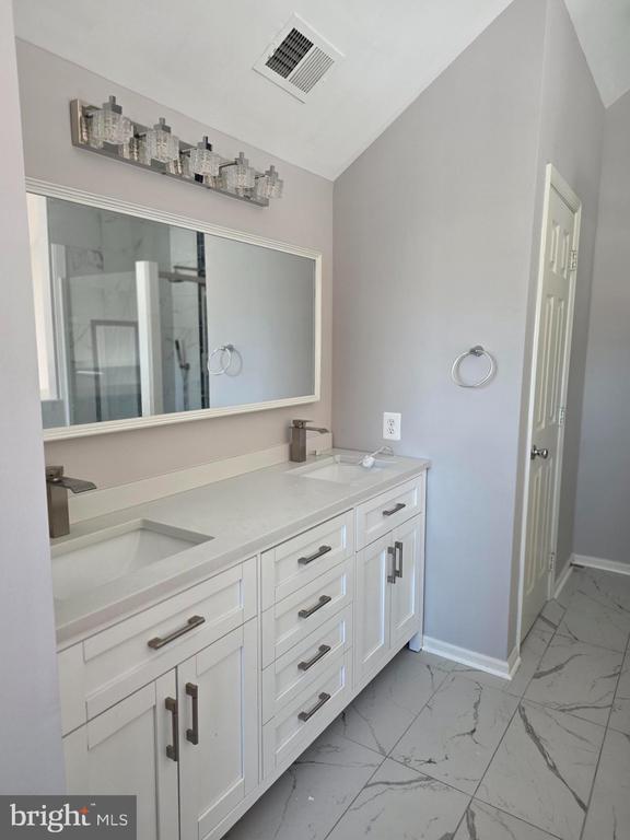 Building Photo - 14641 Seasons Dr