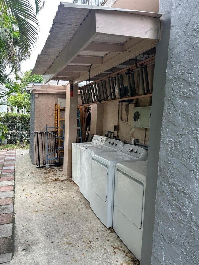 Building Photo - 312 SW 32nd Ave