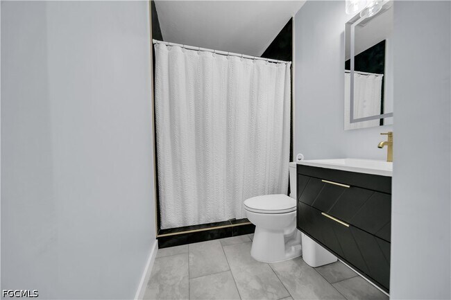 Building Photo - 77 Glenmont Dr W
