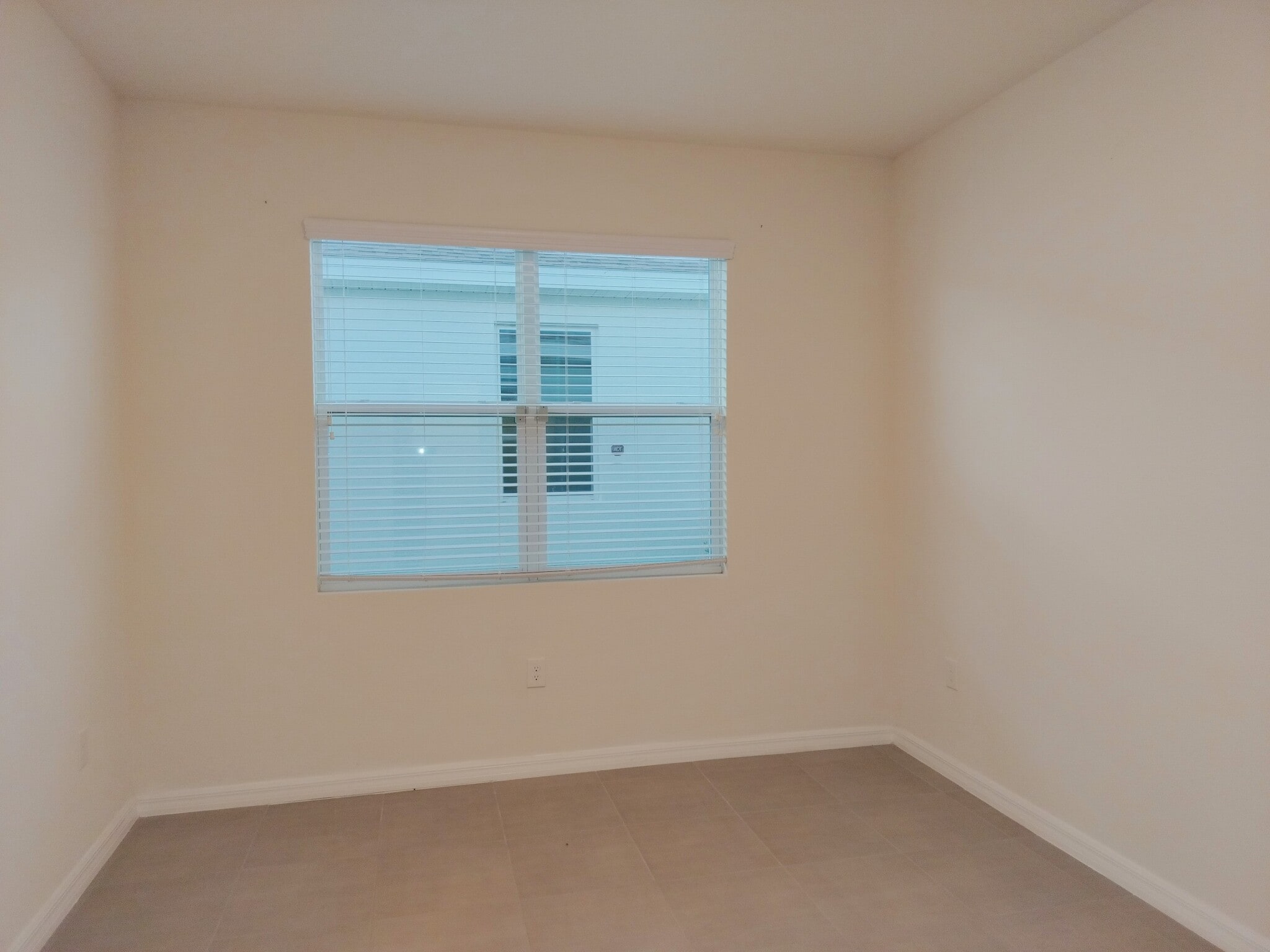 Building Photo - 5240 Sunshine Dr