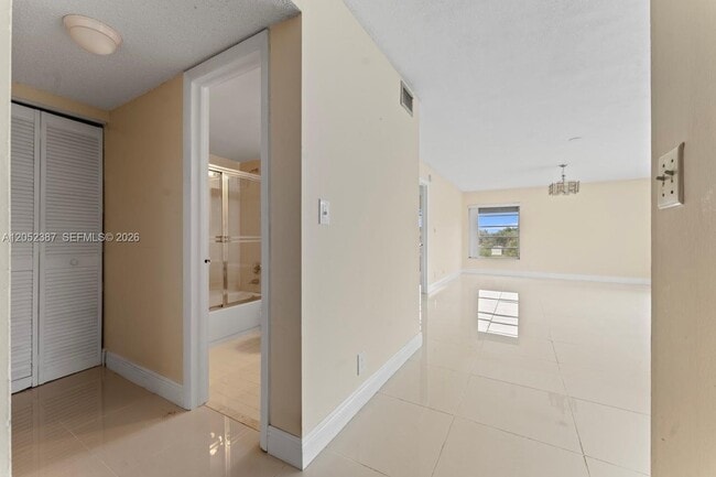 Building Photo - 430 Commodore Dr