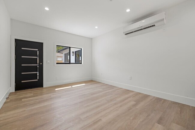 Building Photo - 16245 1/2 Chatsworth Street