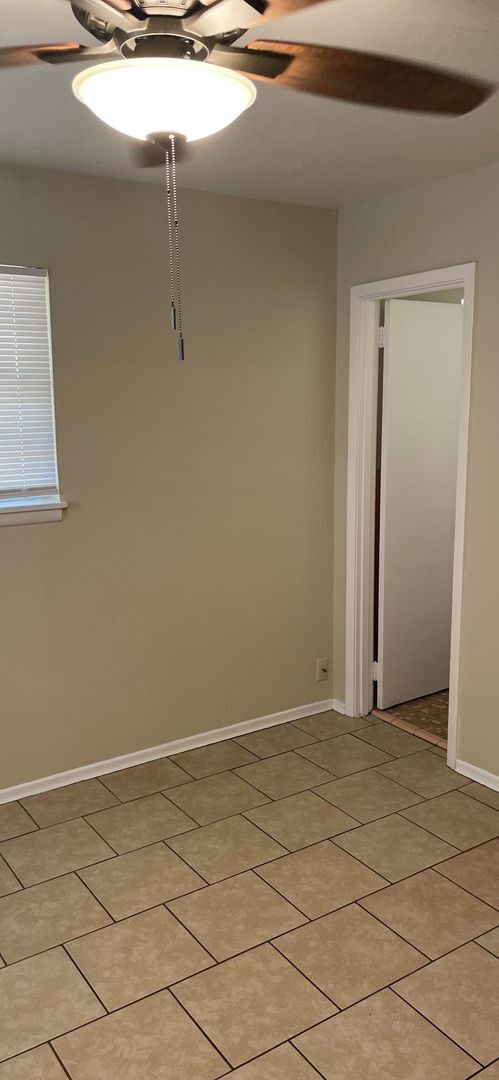 Building Photo - 3 BD 1.5 BA Ocean Springs Rental in the Go...