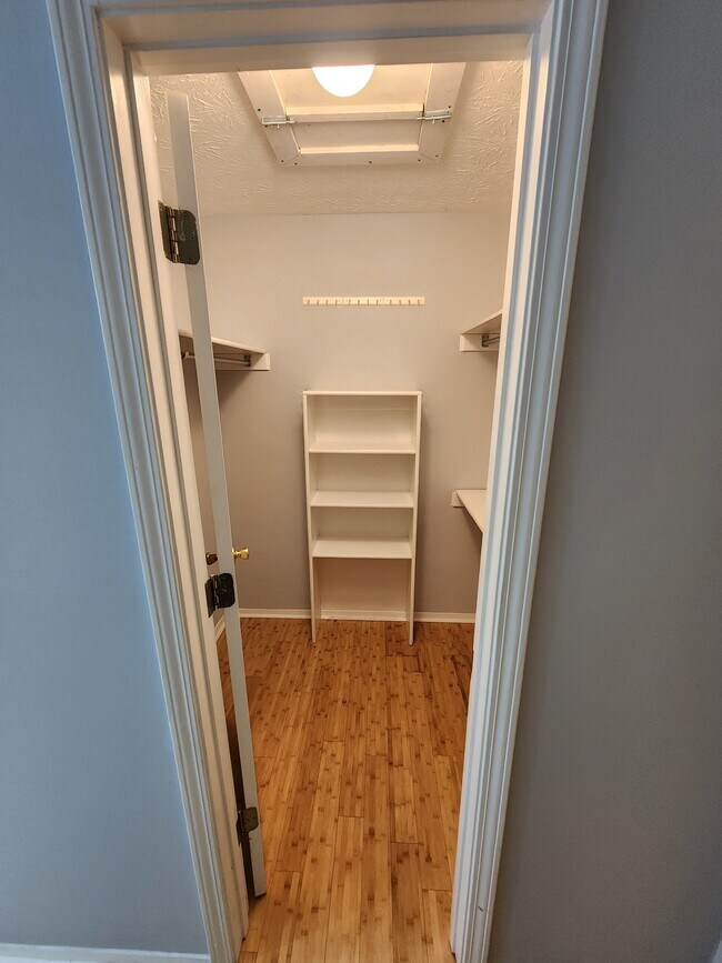 Walk In Closet adjacent to bedroom - 514 Park Ridge Cir