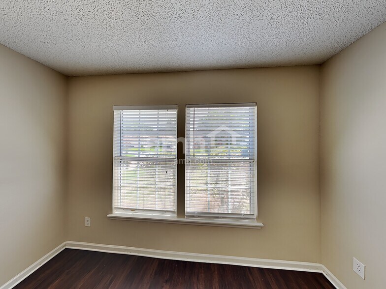 Building Photo - 6118 Alpenrose Ave