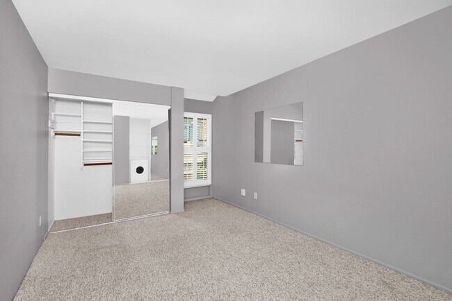 Building Photo - Bellevue Square 1 Bedroom Condo