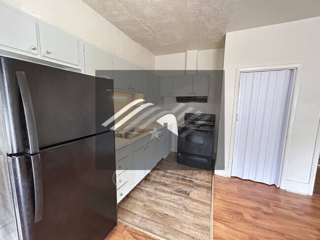 Building Photo - 4702 Bryant Ave