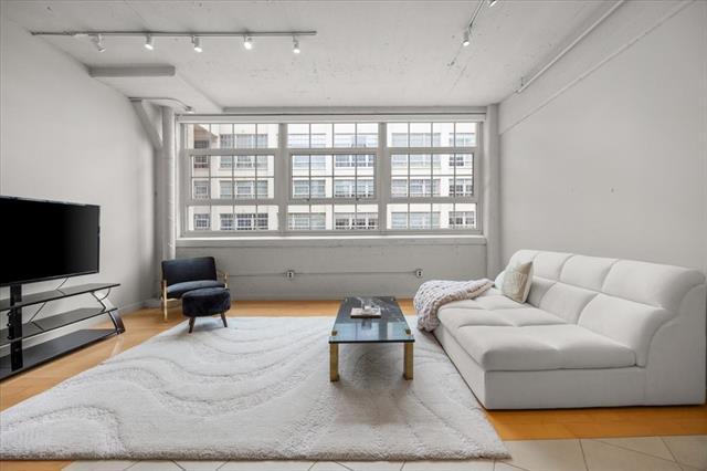 Building Photo - 2600 W 7th St