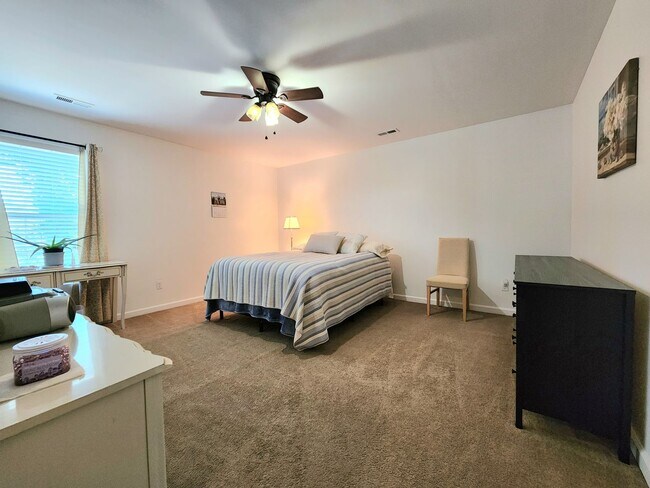 Building Photo - 4 Bedroom Single Family Home near Naval Station Norfolk