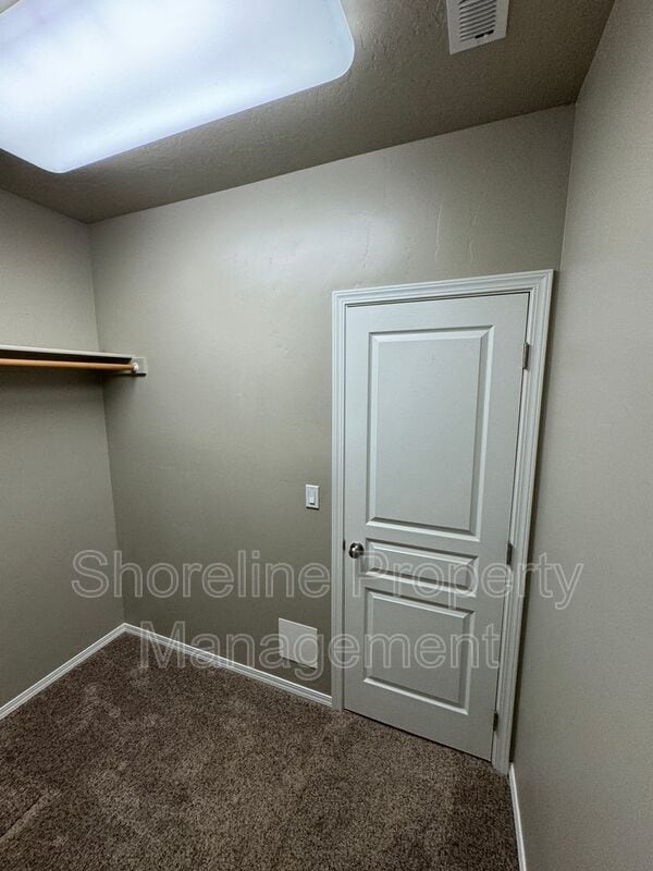 Building Photo - 511 Diamond Lake St