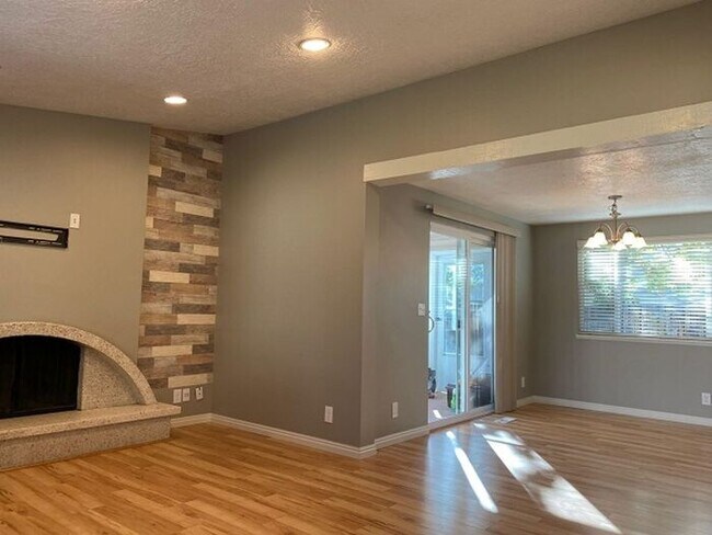 Building Photo - West Valley Nice 4 bed 2 bath Family Home