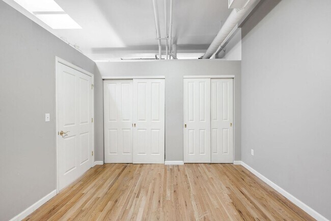 Building Photo - Spacious 1BD, 1BA Downtown Condo with Parking Spot