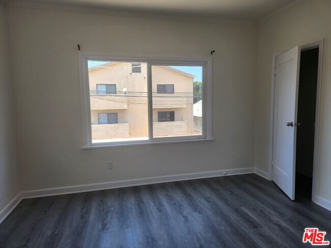 Building Photo - 517 Serrano Ave