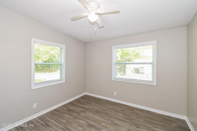 Building Photo - 780 Le Brun Dr
