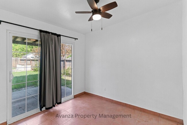 Building Photo - Fresno Mayfair District - 4 Bedroom Home  1 Year Lease