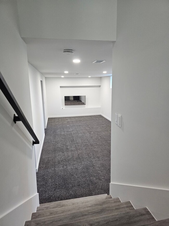 Building Photo - Newly Remodeled Home