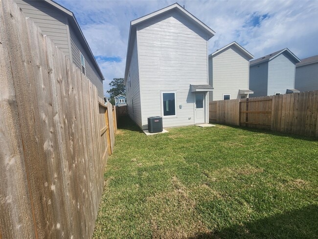 Building Photo - 906 Pertuso Ln