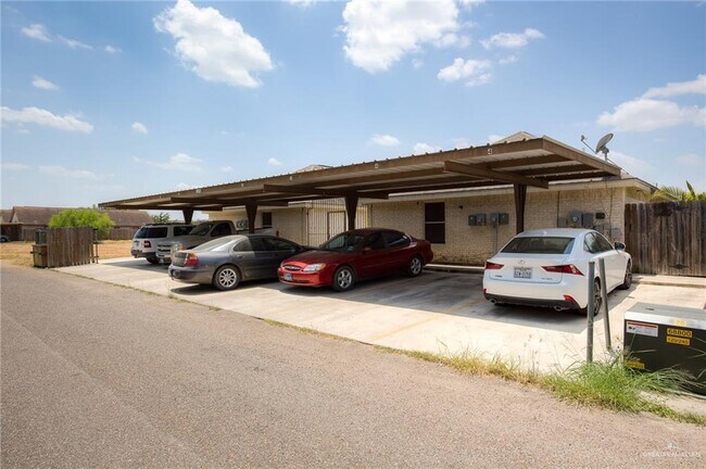 Building Photo - 8 Bahamas Dr