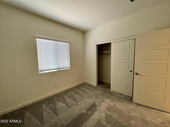 Building Photo - 729 E Diamond Dr