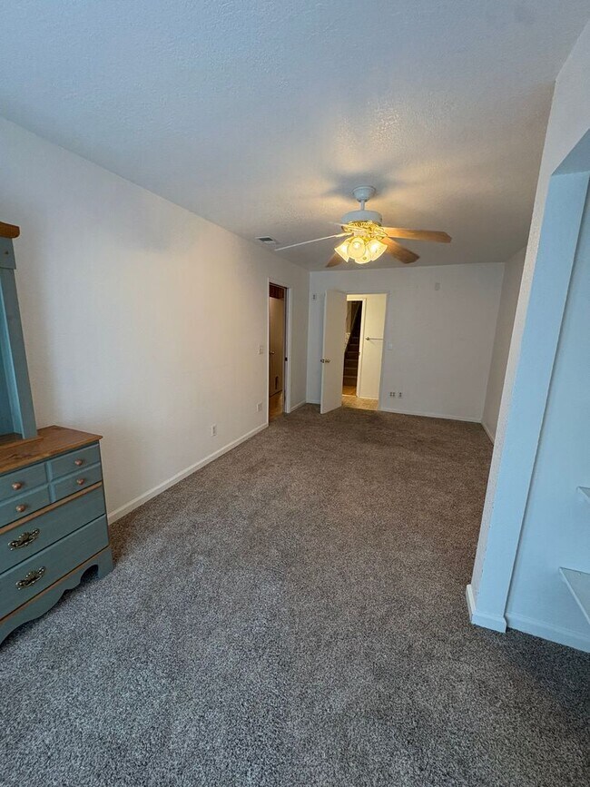 Building Photo - 4 Bedroom Home