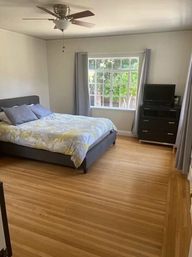 Building Photo - Beautiful, Spacious Rockridge Home!