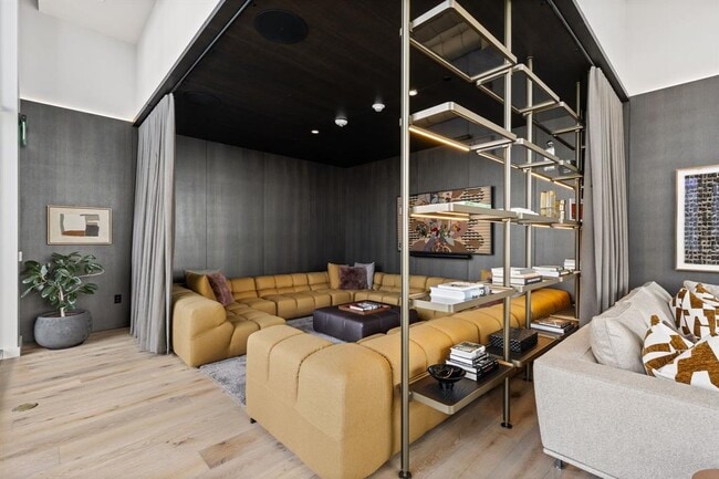 Building Photo - 610 Davis St