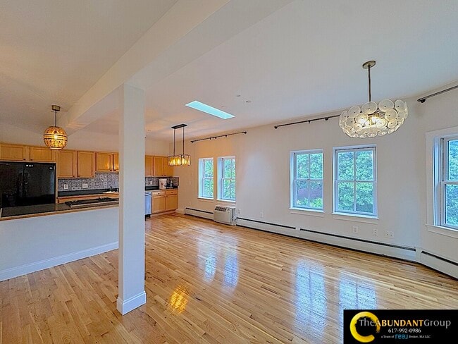 Building Photo - 275-277 River St