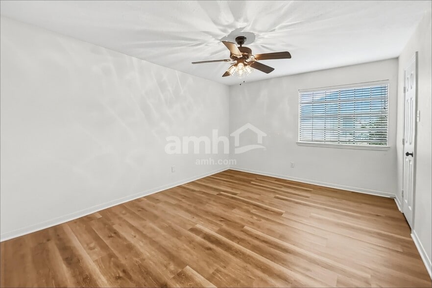 Building Photo - 10917 Spruce Dr N