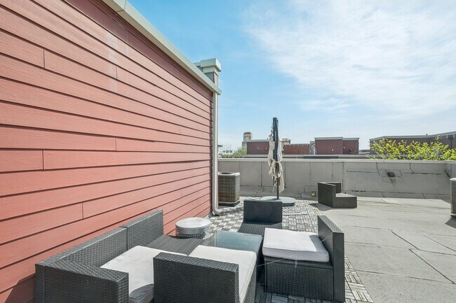Building Photo - 2504 S Calumet Ave