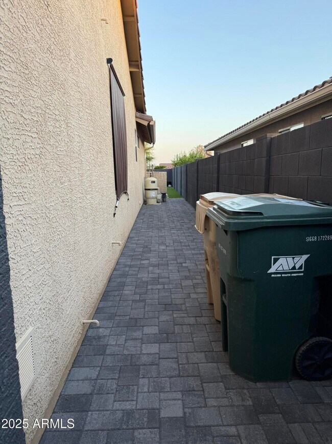 Building Photo - 39519 N White Tail Ln