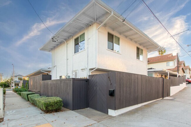Building Photo - Refreshed 1 bed / 1bath Second Floor Unit in the Heart of Pacific Beach!