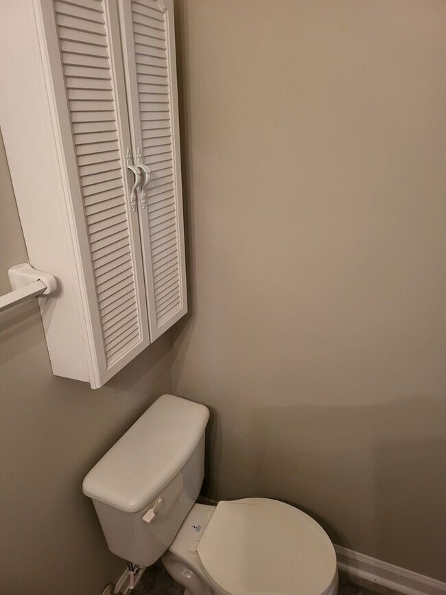 Building Photo - Large three bedroom, one and a half bath t...