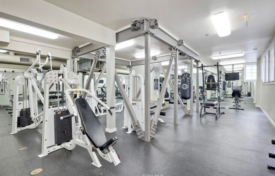 Building Photo - 1643 6th Ave