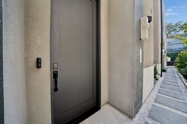 Building Photo - 652 Huntley Dr