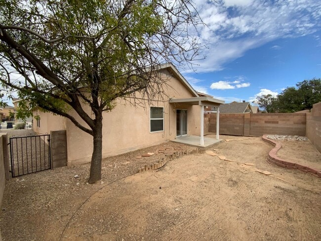 Building Photo - 3 Bedroom Single Story Home Available Near...
