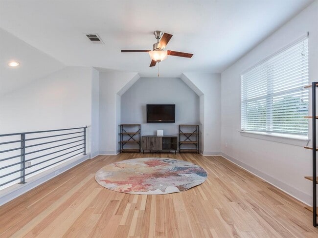 Building Photo - 2315 Capulet St