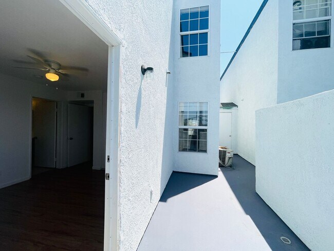 Building Photo - *****1,000 off first months rent********* Beautifully Upgraded 2 Bedroom Apartment For Rent!