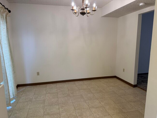 Building Photo - 2205 Warwick St