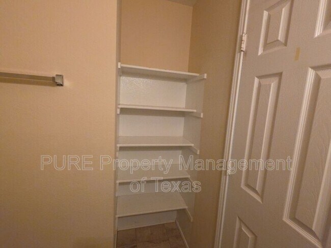 Building Photo - 204 Ruby Lake Dr