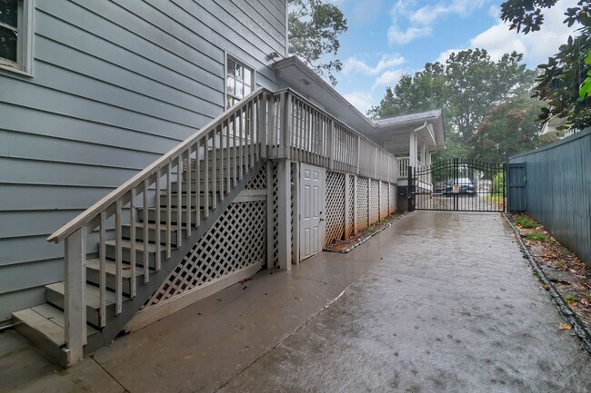 Building Photo - Spacious charmer in the heart of Dilworth ...