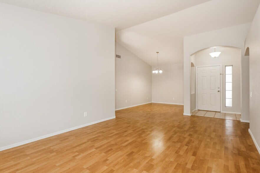 Building Photo - 6402 W Potter Dr