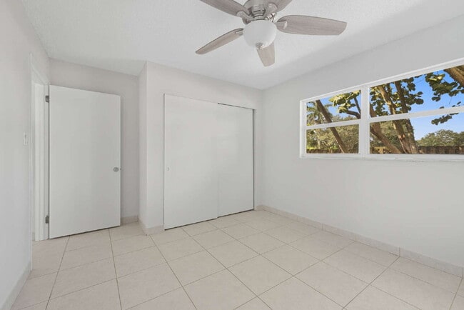 Building Photo - Non gated neighborhood in Naples