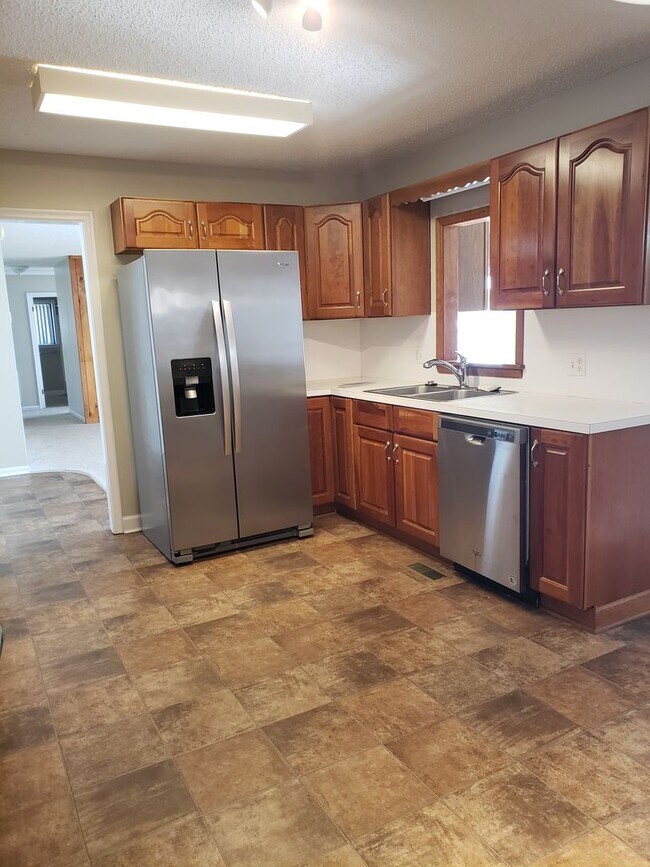 Building Photo - Enjoy Lakefront Luxury Year Round! $250 Of...
