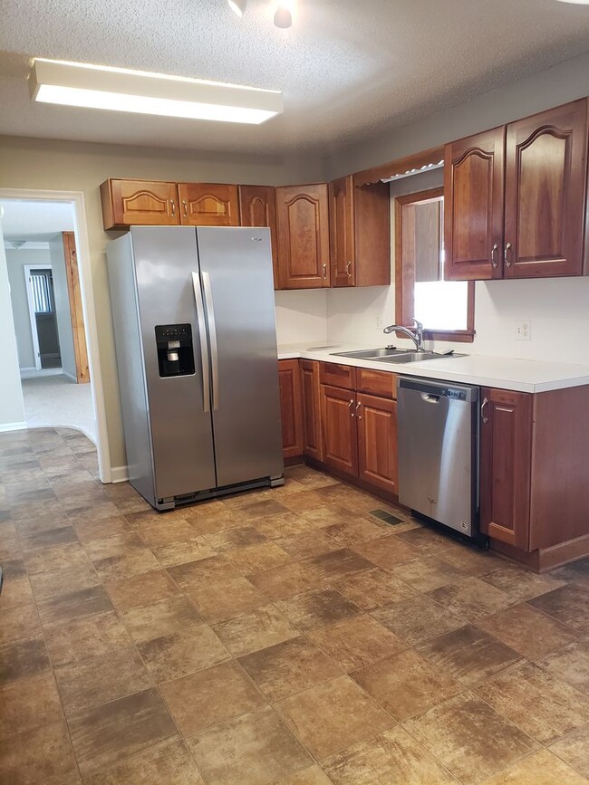Building Photo - Enjoy Lakefront Luxury Year Round!