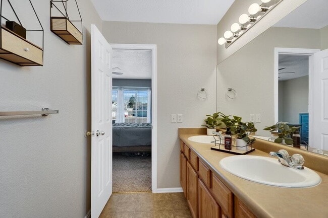 Building Photo - 2205 Meadowlark Ln