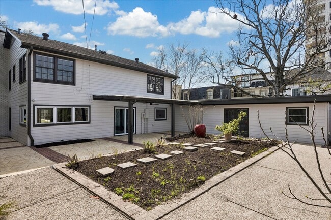 Building Photo - 2506 Avalon Pl