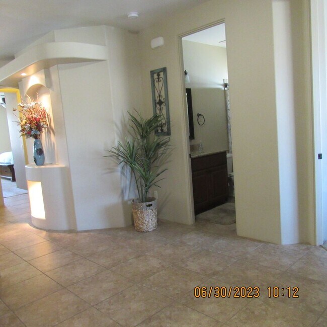 Building Photo - Beautiful Home with 57ft Boat Deep Garage! Can be rented Furnished or Unfurnished