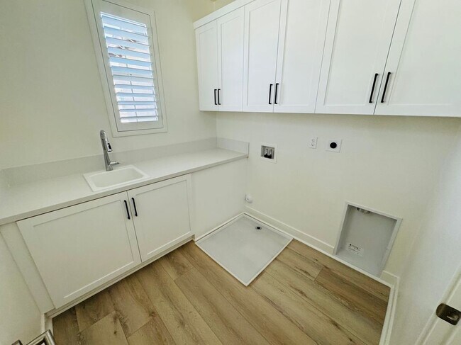 Building Photo - 8631 Mission Villa Dr
